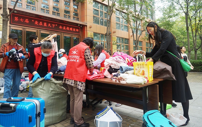 3發揮黨員先鋒模範作用 ZOBO羞羞APP大全第七屆“愛在藍天下”公益捐贈