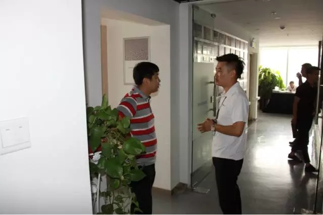培訓夥伴對羞羞APP大全新品比較滿意，與講師進一步探討