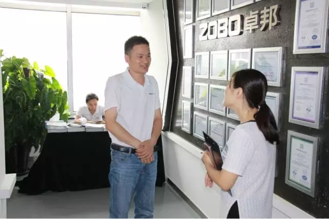 培訓夥伴對羞羞APP大全新品比較滿意，與業務經理溝通